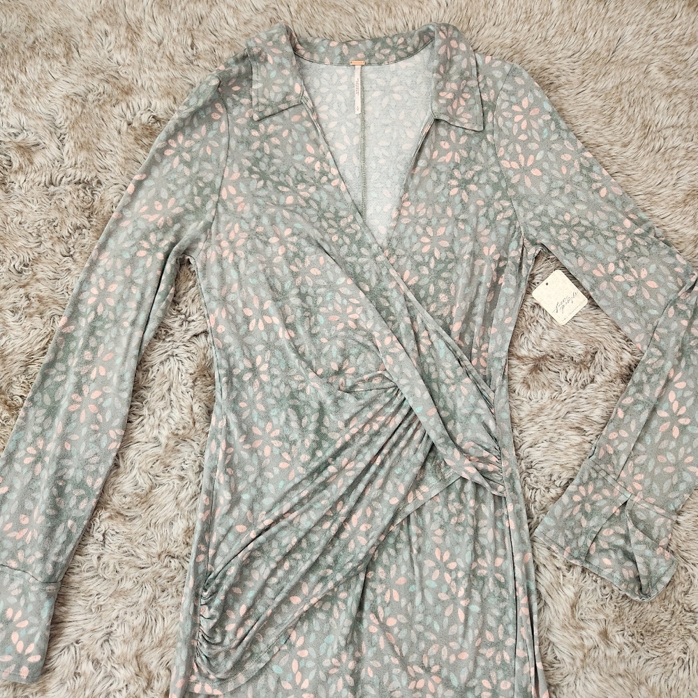 Free People Shayla Wrap Midi Dress‎ In Sky Floral With Gray Background - Picture 5 of 13